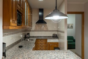 Fridge, microwave, oven, stovetop - Apartment 'El Fondón 2' in Cangas de Onís – Central, Pet-Friendly, Step-Free Access (Cangas de Onís)