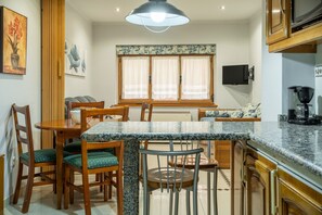 Dining - Apartment 'El Fondón 2' in Cangas de Onís – Central, Pet-Friendly, Step-Free Access (Cangas de Onís)
