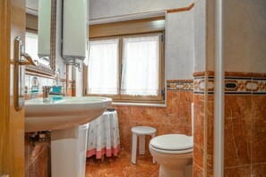 Shower, hair dryer, towels - Apartment 'El Fondón 2' in Cangas de Onís – Central, Pet-Friendly, Step-Free Access (Cangas de Onís)