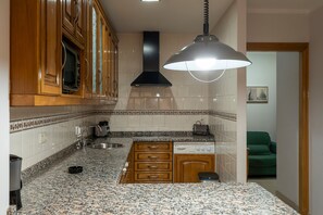 Een koelkast, een magnetron, een oven, een kookplaat