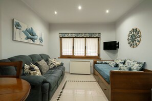 TV - Apartment 'El Fondón 2' in Cangas de Onís – Central, Pet-Friendly, Step-Free Access (Cangas de Onís)