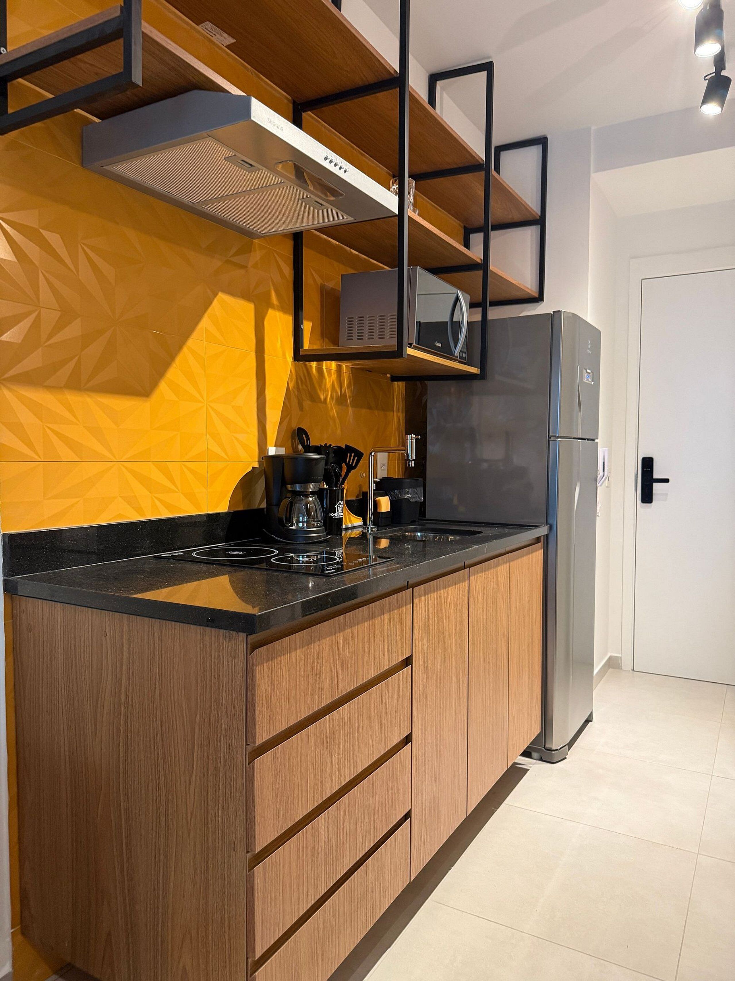 Kjøleskap, mikrobølgeovn, kaffetrakter/tekoker og kj økkenutstyr