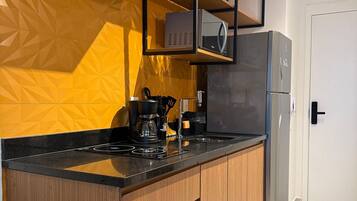 Kühlschrank, Mikrowelle, Wasserkocher mit Kaffee-/Teezubehör