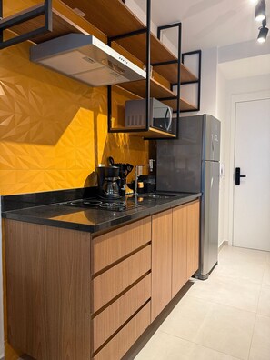 Kühlschrank, Mikrowelle, Wasserkocher mit Kaffee-/Teezubehör