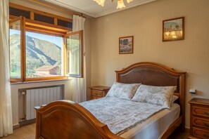 4 habitaciones, tabla de planchar con plancha, wifi y ropa de cama 