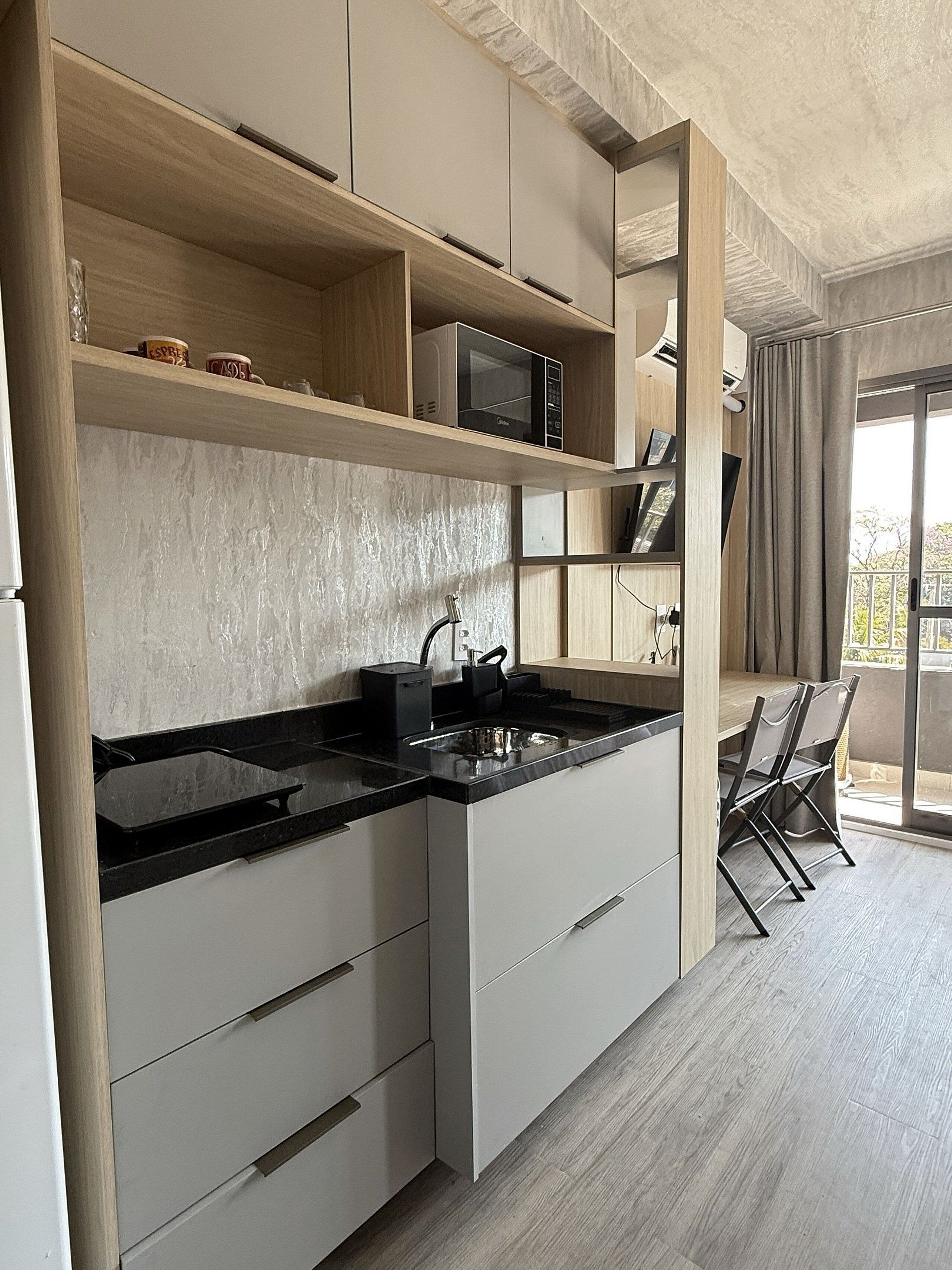 Geladeira, micro-ondas, cafeteira/chaleira