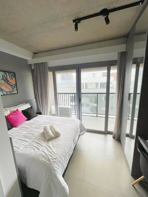 Bed sheets - Modern studio near Oscar Freire (São Paulo)