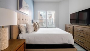 Escritorio, tabla de planchar con plancha, wifi y ropa de cama 