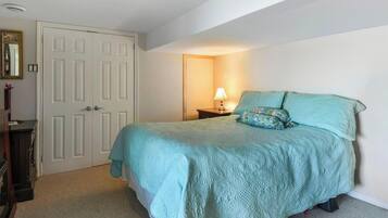 Tabla de planchar con plancha, wifi y ropa de cama