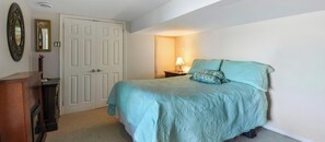 Tabla de planchar con plancha, wifi y ropa de cama