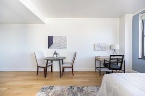 Desk, iron/ironing board, WiFi, bed sheets - Landing | Amazing Studio, Pool, Yoga Studio (Kansas City)
