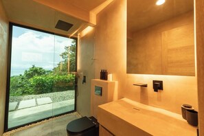 Douche, serviettes fournies, savon, papier toilette