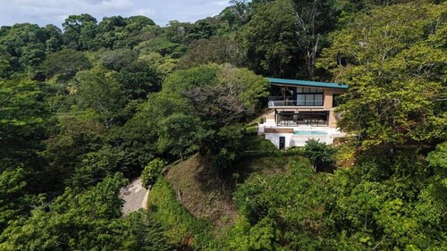 Beautiful 3-bedroom Jungle Villa - Ocean views - walking distance to the beach