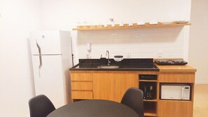 Geladeira, micro-ondas, cafeteira/chaleira