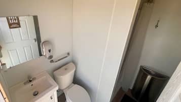 Ducha, toallas, jabón y papel higiénico