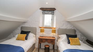 2 Schlafzimmer, individuell dekoriert, individuell eingerichtet