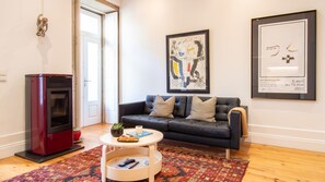 TV - Porto Tiles | 2BR Duplex + Studio by LovelyStay (Porto)