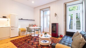 TV - Porto Tiles | 2BR Duplex + Studio by LovelyStay (Porto)