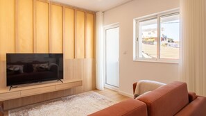 TV - Bright 3BR Flat near Douro w/ AC by LovelyStay (Vila Nova de Gaia)