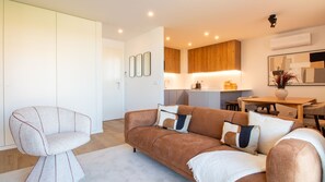 TV - Stylish 2BR in Leça w/ AC by LovelyStay (Leça da Palmeira)