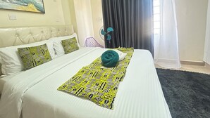 Full-sized fridge, microwave, oven, stovetop - Regal Suites (Athi River)
