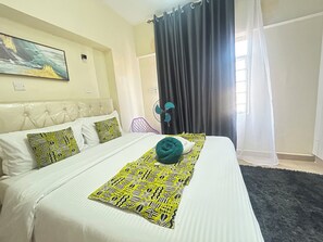 大型冷蔵庫、電子レンジ、オーブン、コンロ