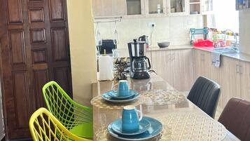 Refrigerador con freezer, microondas, horno, placa de cocina