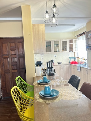 Refrigerador con freezer, microondas, horno, placa de cocina