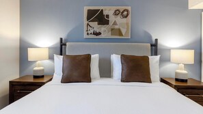 Escritorio, tabla de planchar con plancha, wifi y ropa de cama