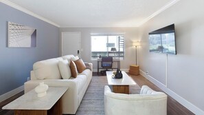 Smart TV - Landing | Chic 1BD, Gym (Las Vegas)