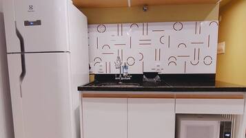 Geladeira, micro-ondas, cafeteira/chaleira