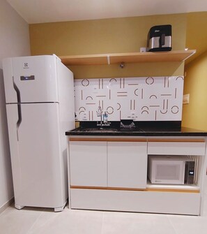 Geladeira, micro-ondas, cafeteira/chaleira