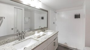 Bathroom - Landing | Spectacular 2BD, Clubhouse, Gym (Paradise)