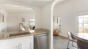 Interior - Landing | Stunning 2BD, Courtyard (Paradise)