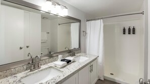 Bathroom - Landing | Stunning 2BD, Clubhouse, Gym (Paradise)