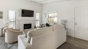 Smart TV - Landing | Stunning 2BD, Clubhouse, Gym (Paradise)