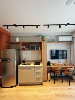 Kühlschrank, Mikrowelle, Wasserkocher mit Kaffee-/Teezubehör