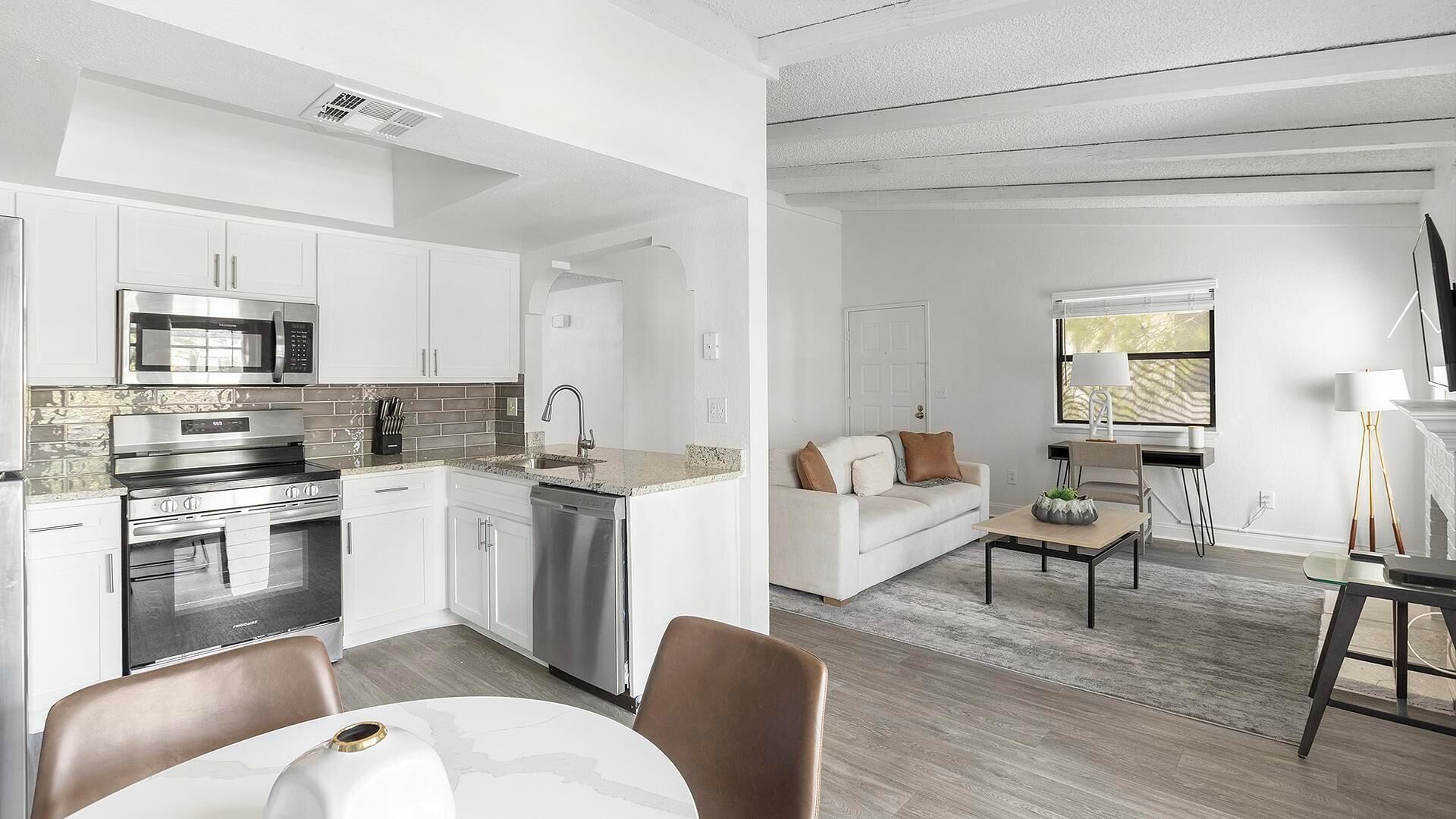 Réfrigérateur, tables à manger