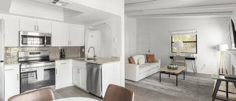 Réfrigérateur, tables à manger