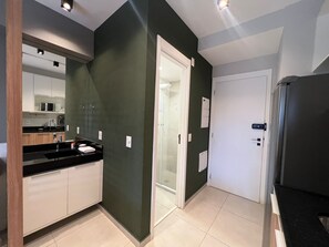 Fridge, microwave, coffee/tea maker, cookware/dishes/utensils - Hub Vila Madalena Two (São Paulo)