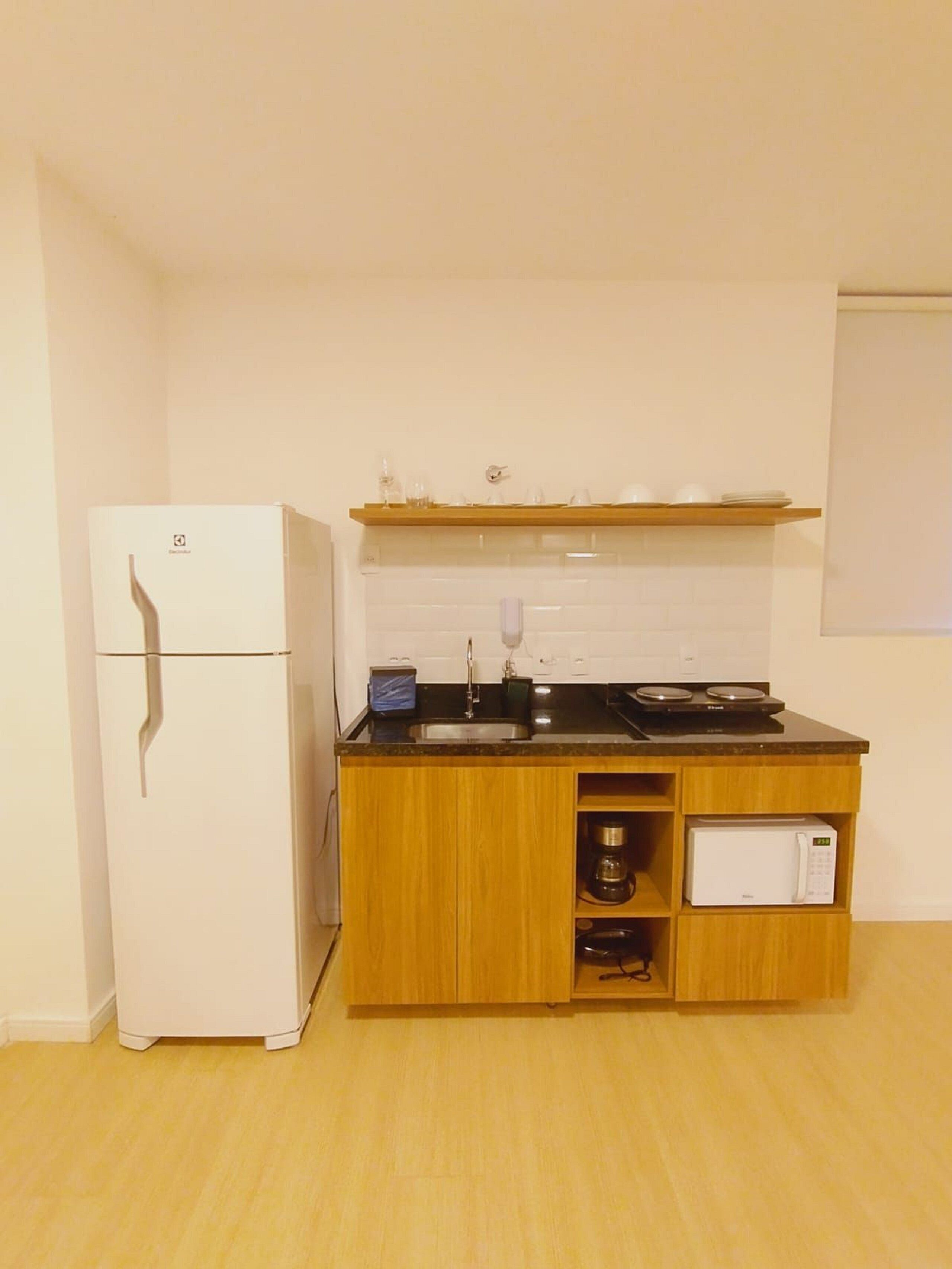 Refrigerador, microondas, cafetera y tetera y utensilios de cocina 