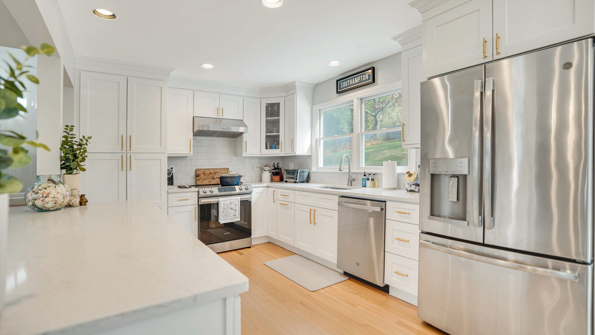 Mikrovågsugn, ugn, spishäll och kaffe- och tebryggare