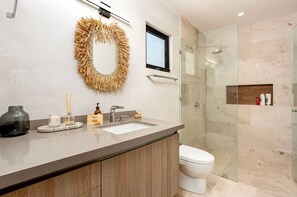 Secador de cabelo, toalhas de banho, sabonete, papel higiênico