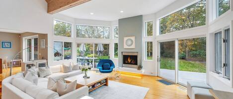 Smart-TV, Kamin, Tischtennisplatte, Stereoanlage