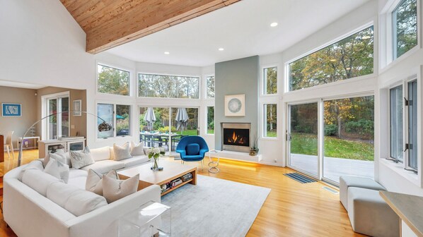 Smart TV, fireplace, ping pong, stereo