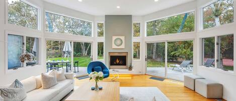 Smart TV, chimenea, tenis de mesa y estéreo