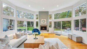 Smart TV, fireplace, ping pong, stereo