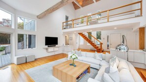 Smart TV, fireplace, ping pong, stereo