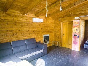 TV, fireplace - Secret Garden with Shared Pool (Grottolella)