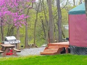 Outdoor dining - Pet-Friendly Yurt Getaway on the Shenandoah River in Luray, Virginia (Luray)